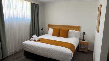 Premium bedding, minibar, iron/ironing board, free WiFi
