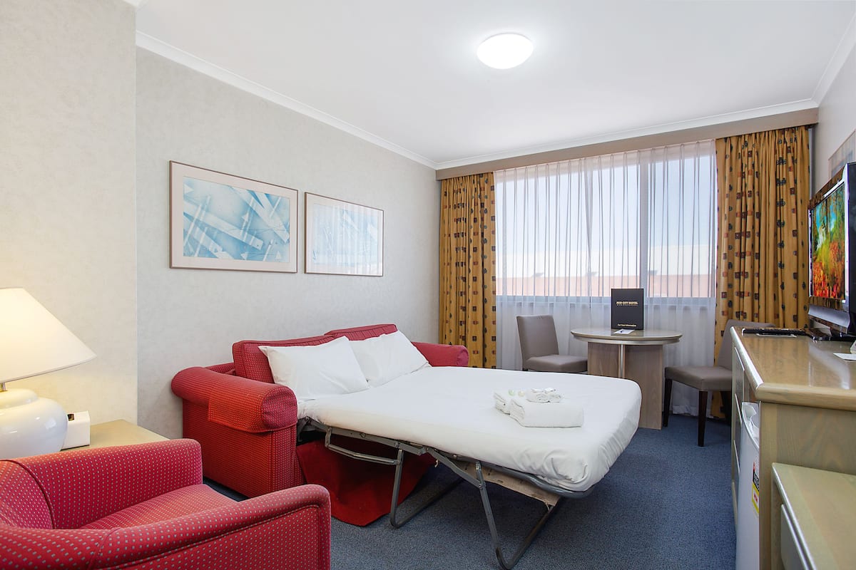 Seprai premium, minibar, setrika/meja setrika, dan Wi-Fi gratis