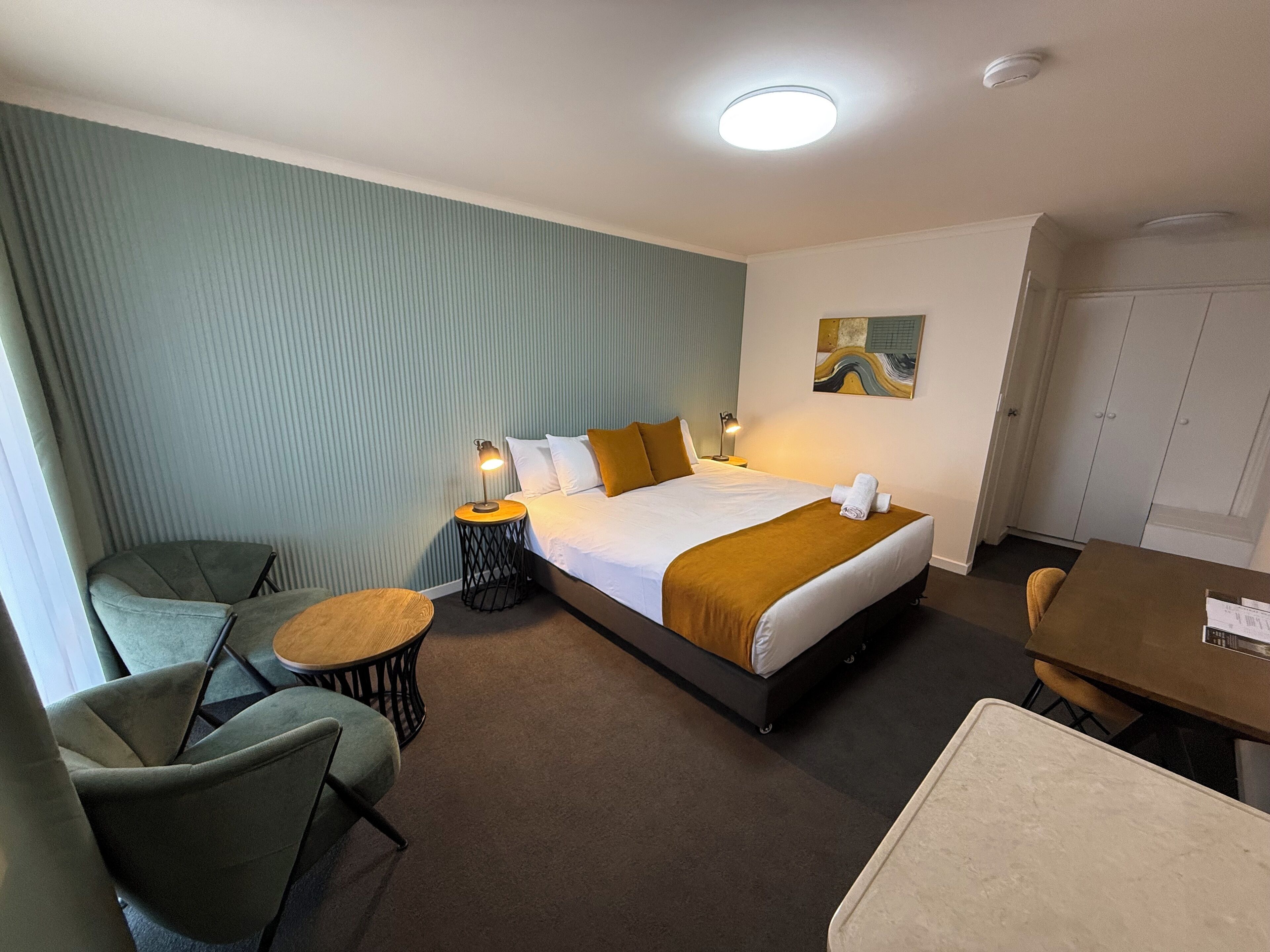 Deluxe King Room | Premium bedding, minibar, iron/ironing board, free WiFi