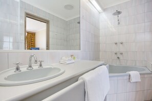 Deluxe-Suite, 1 King-Bett und Schlafsofa | Badezimmer | Dusche, Haartrockner, Handtücher