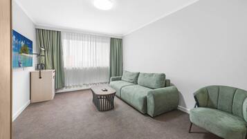 Deluxe Queen Room | Living area