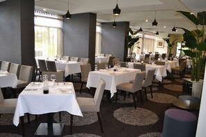 朝食、ディナーに営業 (郷土料理)