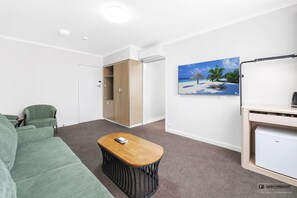 Deluxe Queen Room | Living area | Flat-screen TV