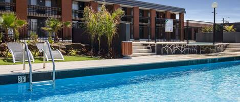 Piscine extérieure, chaises longues