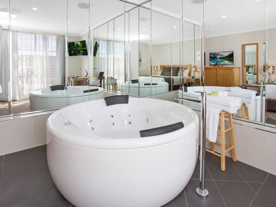 Camera Romantica, 1 letto king, idromassaggio | Bagno | Doccia, asciugacapelli, asciugamani