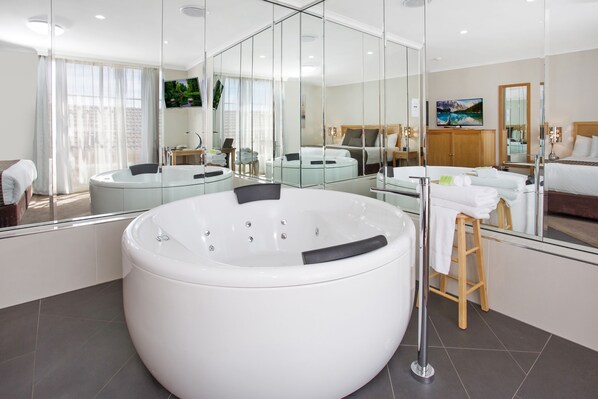 Quarto romântico, 1 cama King, banheira de hidromassagem | Banheiro | Chuveiro, secador de cabelo, toalhas de banho 