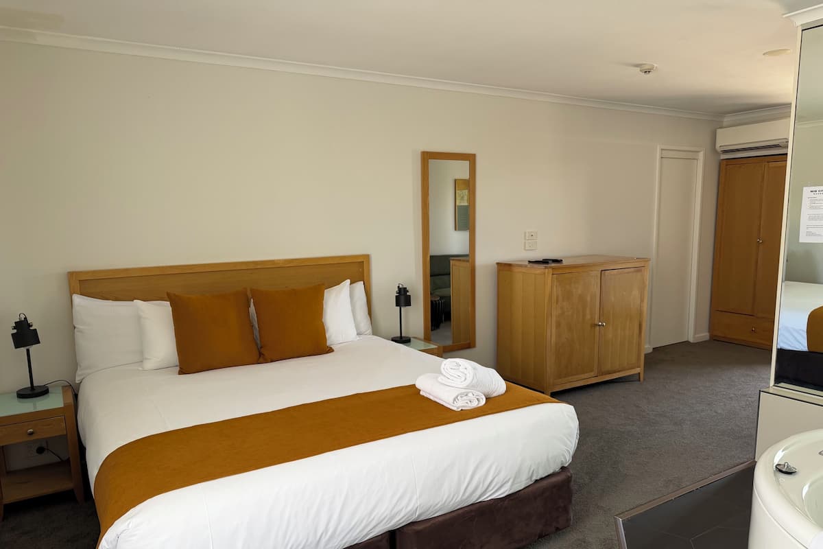 Habitación romántica, 1 cama King size, hidromasaje | Ropa de cama de alta calidad, minibar y tabla de planchar con plancha