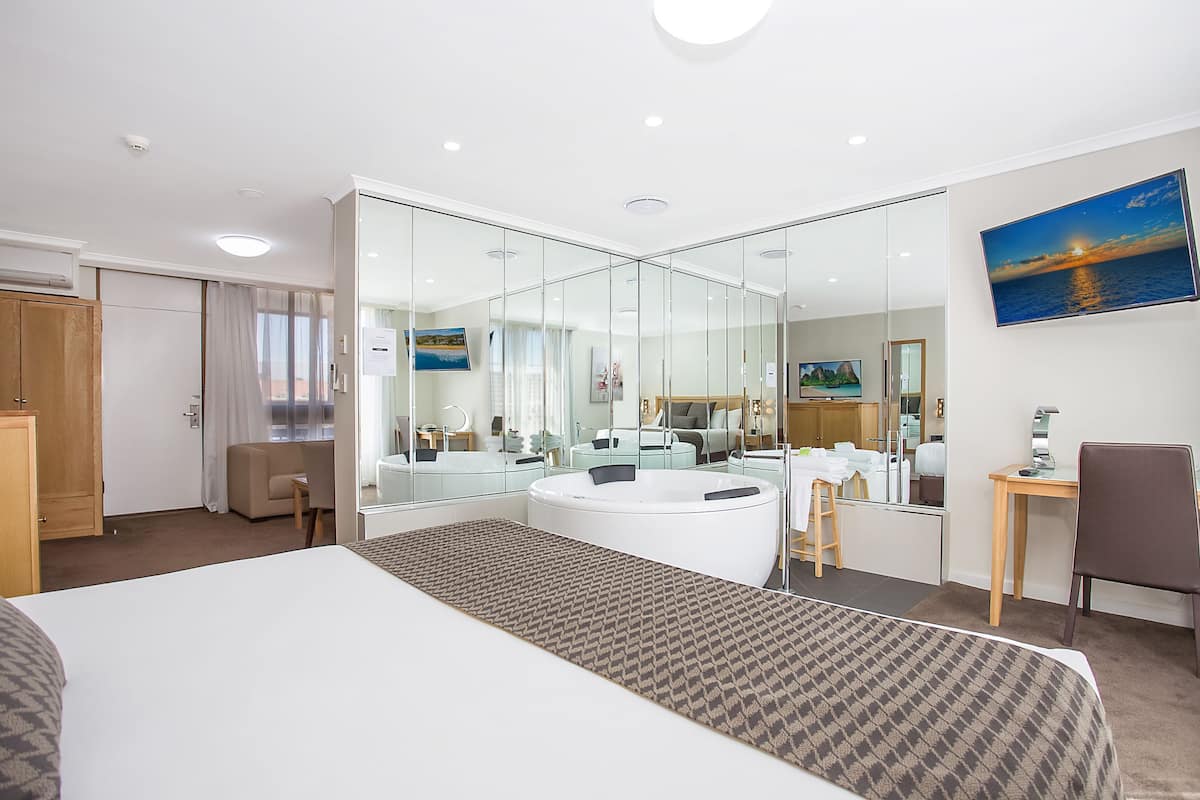 Romantische kamer, 1 kingsize bed, bubbelbad | Luxe beddengoed, een minibar, een strijkplank/strijkijzer, gratis wifi