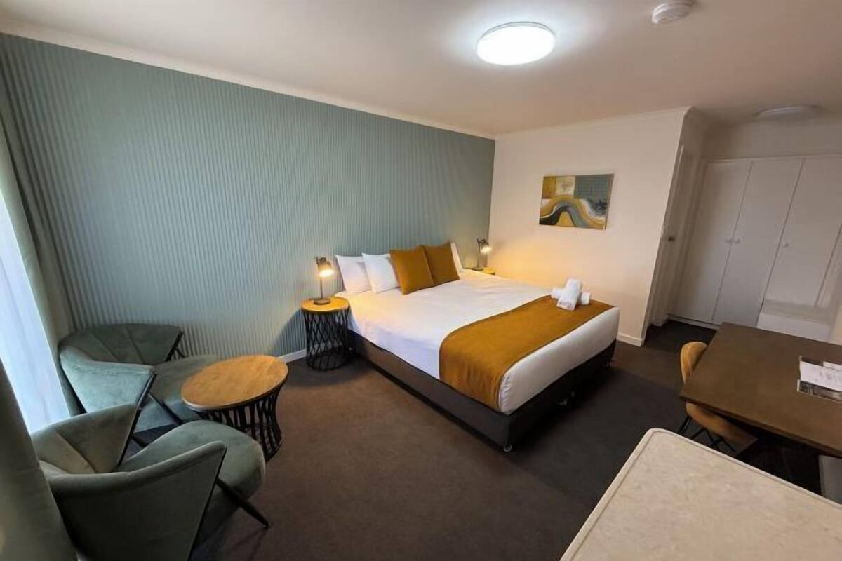 Premium bedding, minibar, iron/ironing board, free WiFi