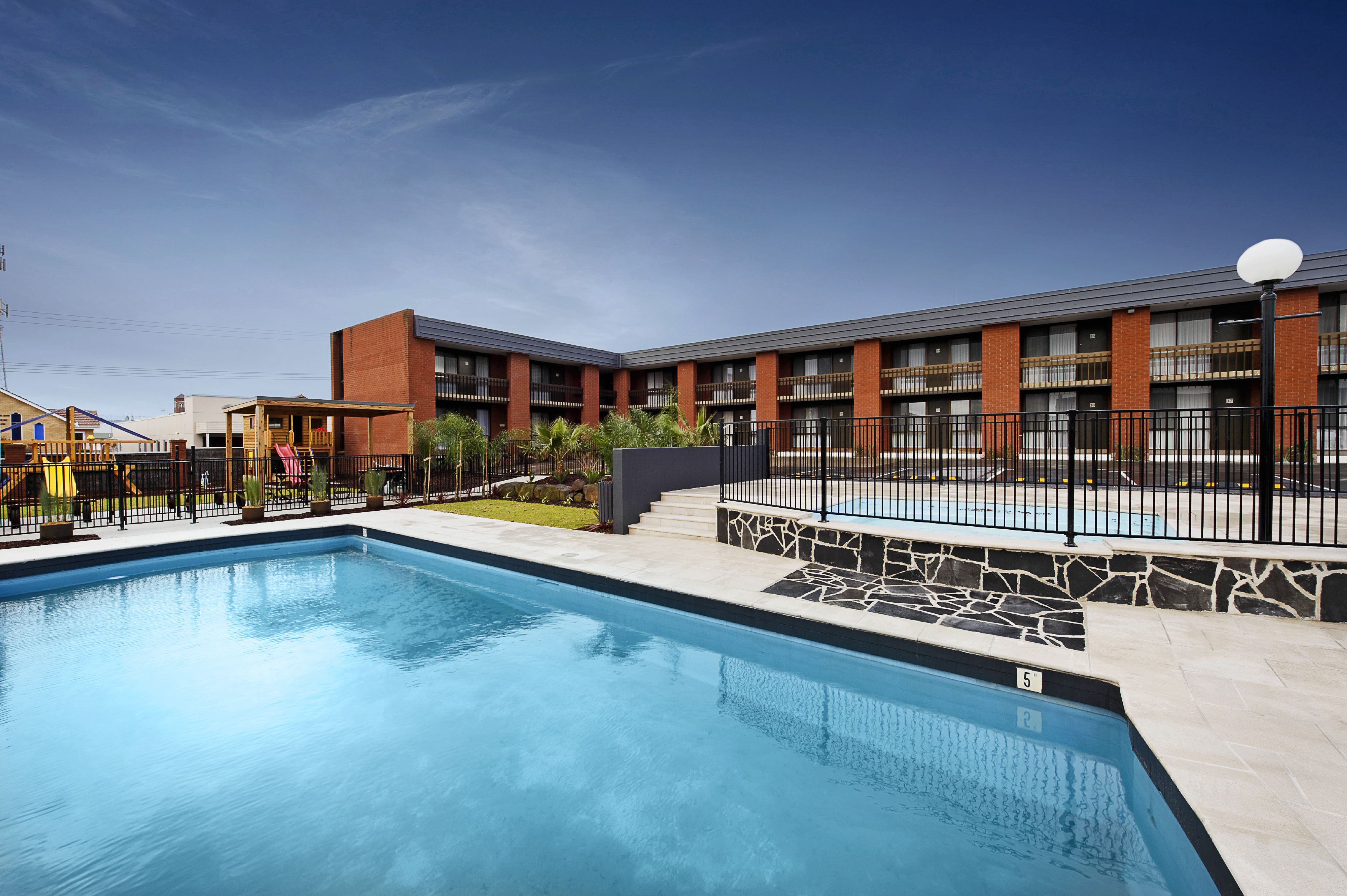 室外游泳池，07:00 至 21:00 开放，日光浴躺椅