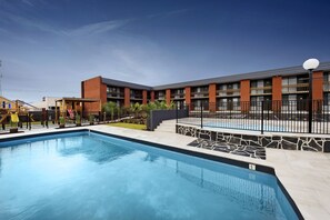 Een buitenzwembad, open van 07.00 uur tot 21.00 uur, en ligstoelen