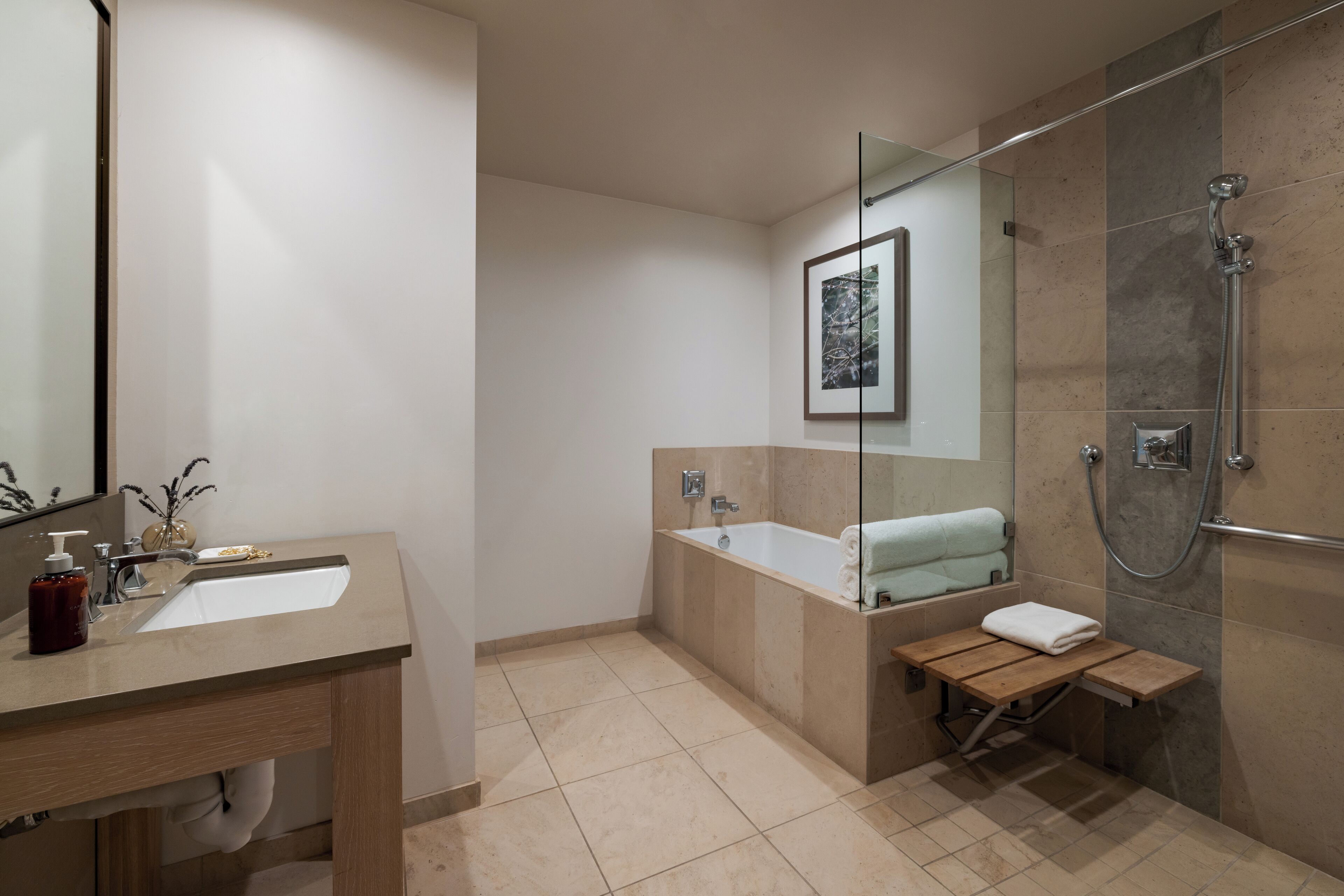 Une salle de bain moderne avec un lavabo, un miroir et une douche.