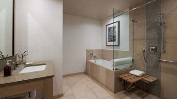 Une salle de bain moderne avec un lavabo, un miroir et une douche.