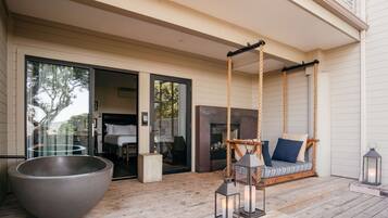 Estudio, 1 cama King size (Vineyard Oak with Outdoor Tub) | Ropa de cama de alta calidad y caja de seguridad en la habitación