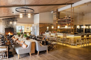2 restaurants servant le petit déjeuner, spécialités Cuisine locale
