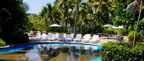 Piscina externa, espreguiçadeiras