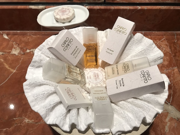 Une sélection de produits de la marque Carlo Corinto Paris disposés sur une serviette blanche.