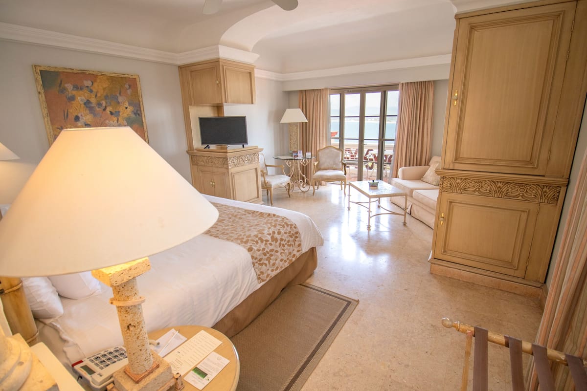 Premium bedding, down duvets, pillow-top beds, free minibar items