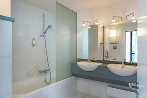 Chambre Double Supérieure | Salle de bain | Articles de toilette gratuits, sèche-cheveux, serviettes fournies