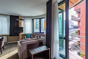 Sábanas de algodón egipcio y caja de seguridad en la habitación 