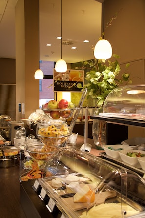Frukostbuffé varje dag (EUR 17.50 per person)