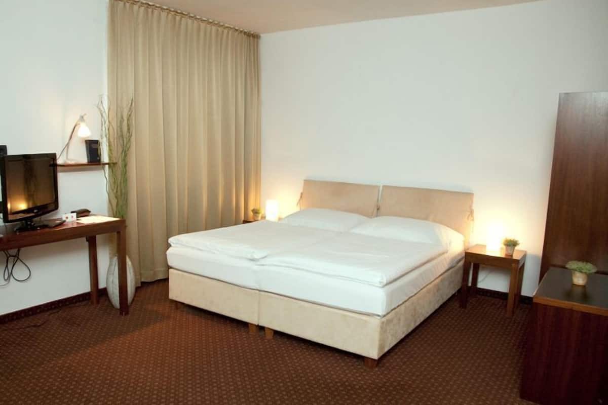 In-room safe, desk, iron/ironing board (on request), cribs (free)