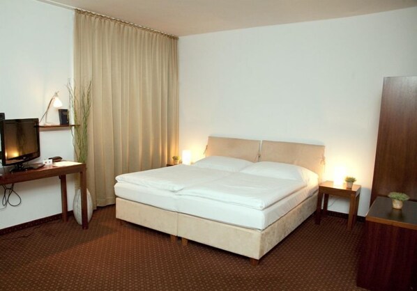 Odada kasa, masa, ütü/ütü masası, ücretsiz beşik/çocuk yatağı 