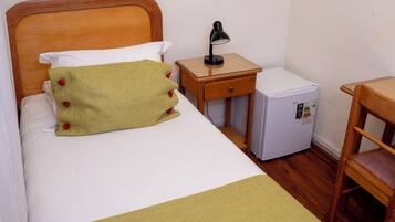 Habitación individual económica, 1 cama individual | Caja fuerte, espacio para trabajar con un portátil, wifi gratis
