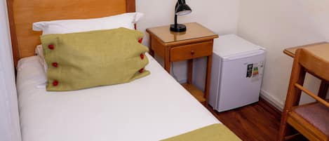 Chambre simple économique, 1 lit jumeau | Coffre-fort, espace de travail pour ordinateurs portables