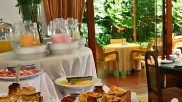 Free daily buffet breakfast