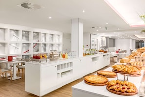 Bữa sáng buffet hàng ngày với phụ phí nhỏ