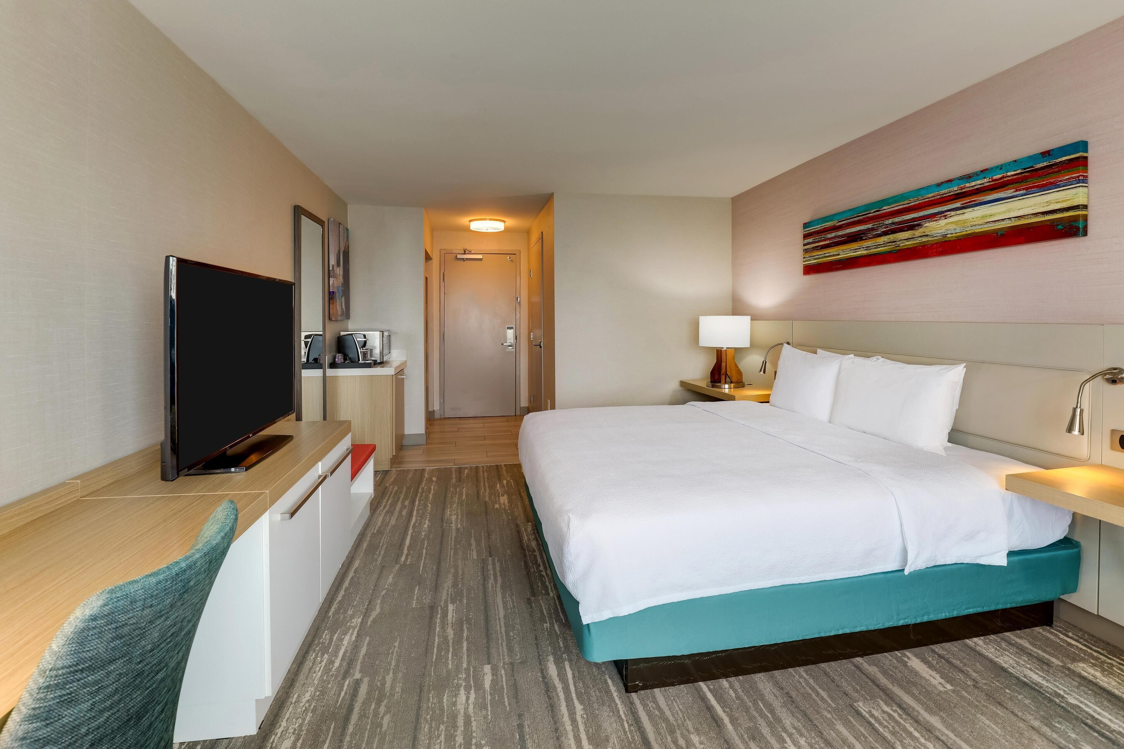 Room, 1 King Bed | Desk, laptop workspace, iron/ironing board, free WiFi