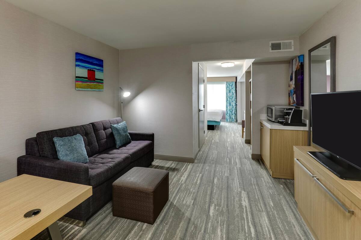 Suite – junior, 1 kingsize-seng med sovesofa | Oppholdsområde | En 49-tommers LCD-TV med kabel-kanaler samt TV og filmkj øp