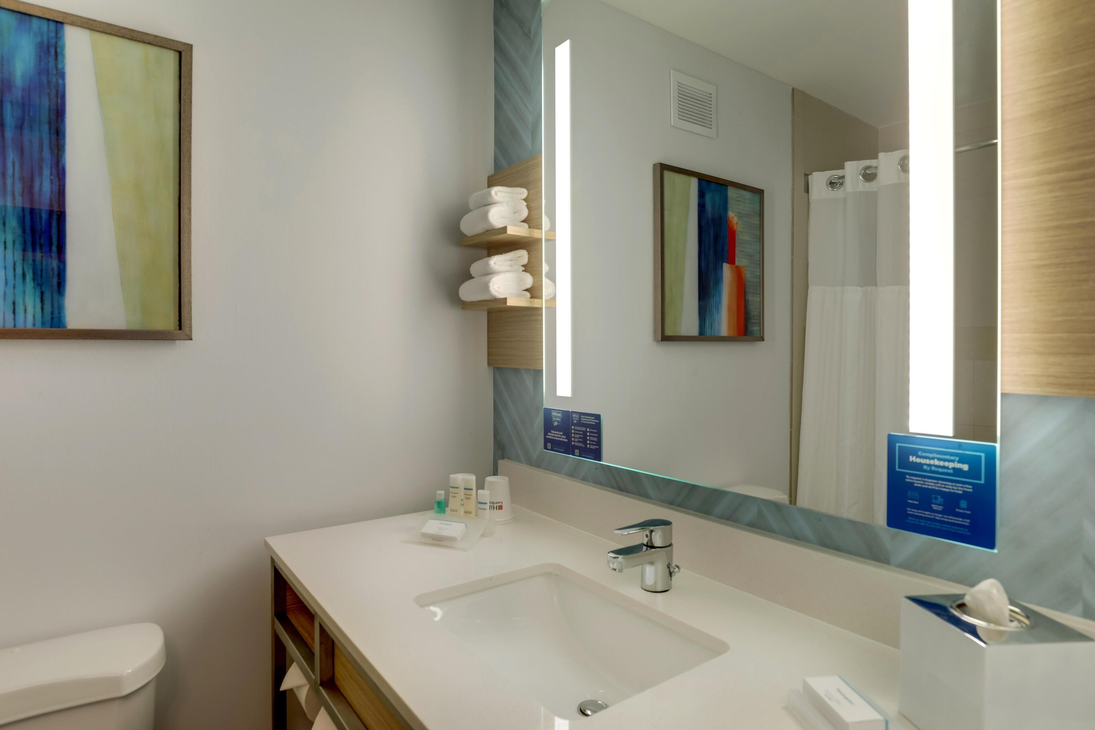 Combined shower/bathtub, free toiletries, hair dryer, towels