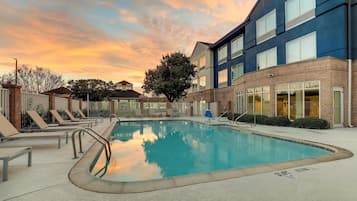 Piscina interna, piscina externa sazonal