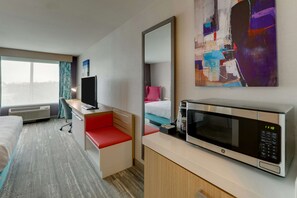 Escritorio y espacio para trabajar con laptop 