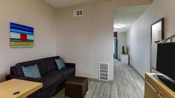Suite, 1 King Bed, Accessible (Tub with Grab Bars) | Living area