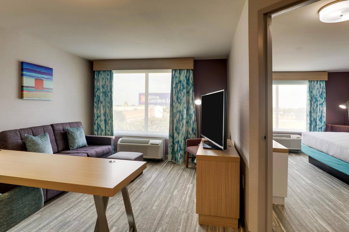 Suite, 1 kingsize-seng, støttehåndtak i badekaret | Oppholdsområde | En 49-tommers LCD-TV med kabel-kanaler samt TV og filmkjøp