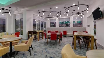 Café da manhã feito na hora todos os dias mediante uma taxa