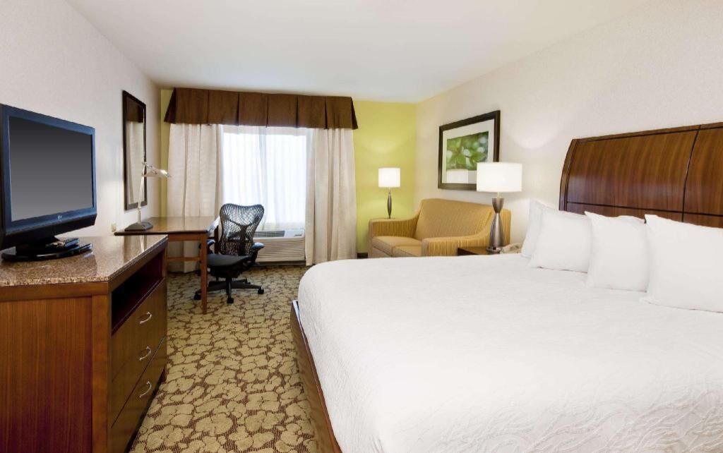 Desk, laptop workspace, iron/ironing board, free WiFi