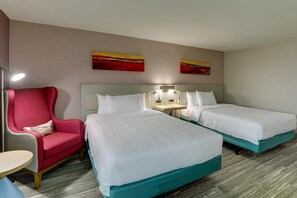 Suite, 2 camas Queen size, regadera para personas con discapacidad | Escritorio y espacio para trabajar con laptop 