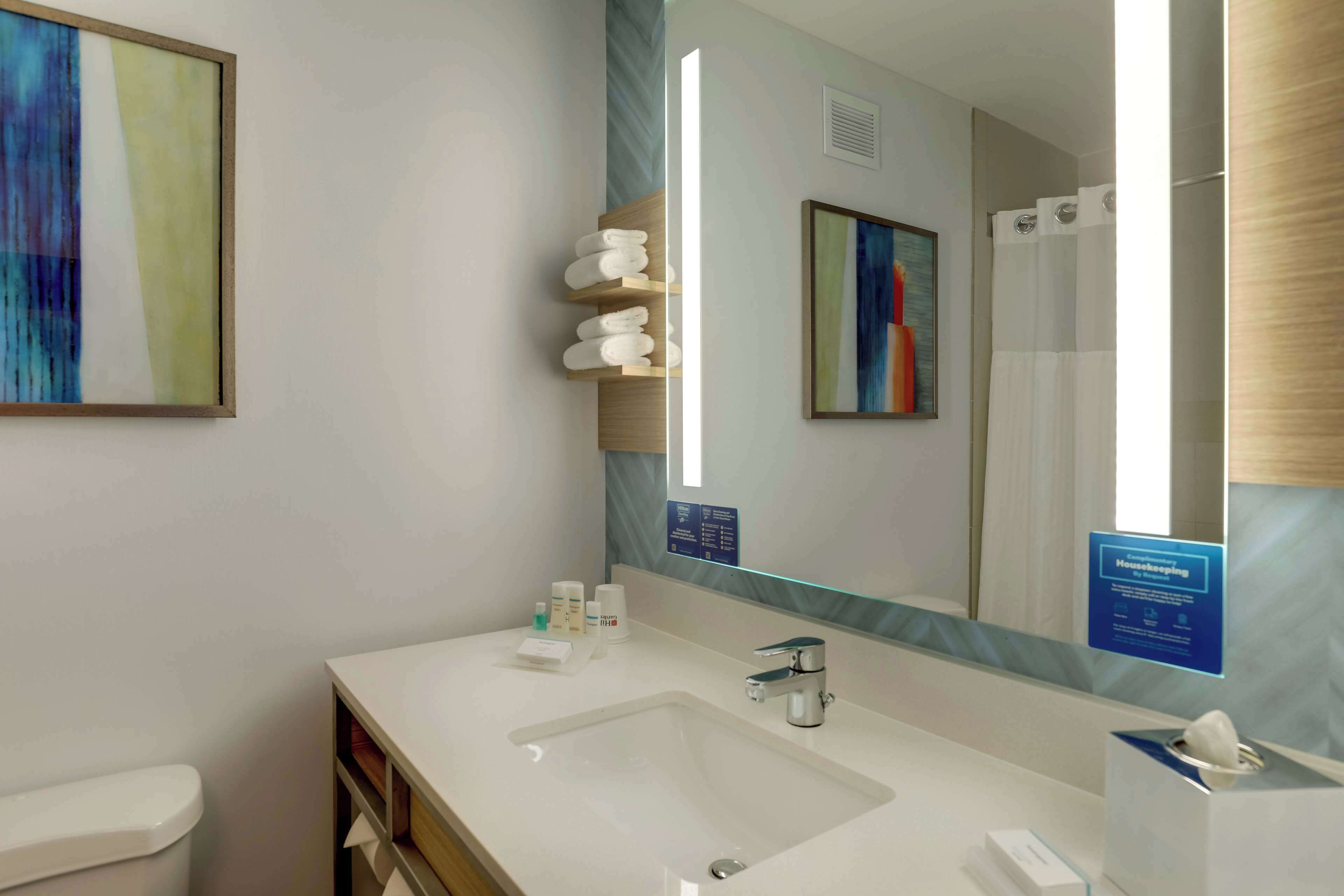 Ensemble douche/baignoire, articles de toilette gratuits, sèche-cheveux