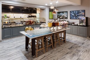 Se ofrece un desayuno para llevar (12.95 USD por persona)