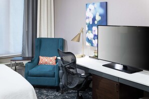 Zimmersafe, Schreibtisch, laptopgeeigneter Arbeitsplatz
