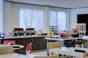 Daily buffet breakfast for a fee - Hilton Garden Inn Anaheim Garden Grove (Garden Grove)