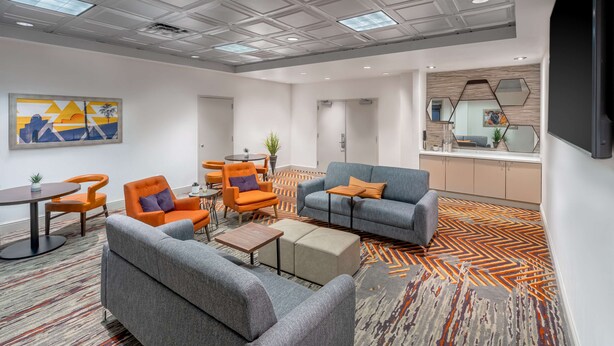 A modern lounge area with sofas, armchairs, and a coffee table. - Hilton Garden Inn Scottsdale Old Town (Scottsdale)