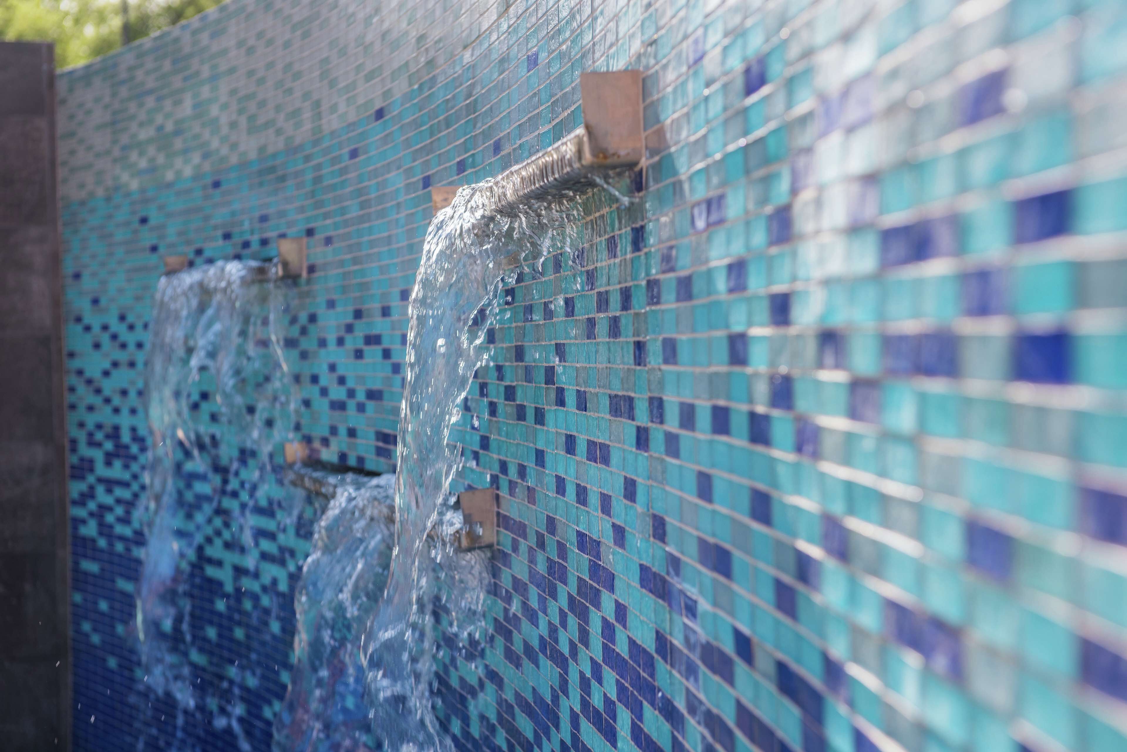 outdoor pool, open 7:00 am to 10:00 pm, pool loungers