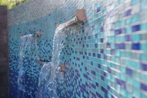 A tiled wall with a water feature. - Hilton Garden Inn Scottsdale Old Town (Scottsdale)