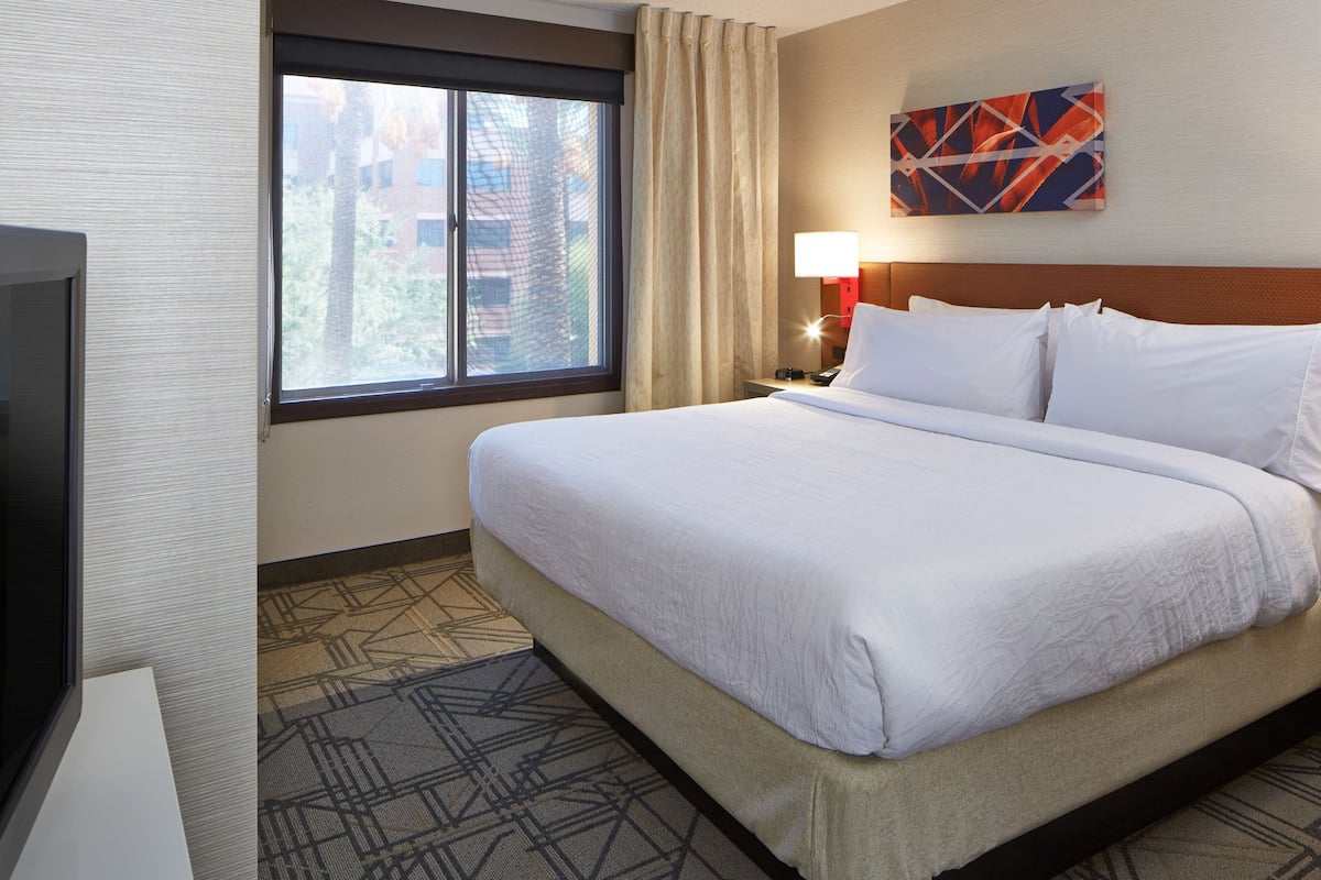 Junior Suite | In-room safe, desk, laptop workspace, soundproofing