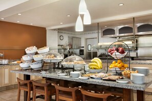 Desayuno buffet (USD 24.95 por persona) 